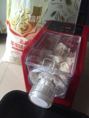 装上饺子皮模具，启动面条机