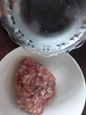 然后将打成泥的猪肉分三次加入20ml清水打