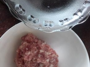 然后将打成泥的猪肉分三次加入20ml清水打