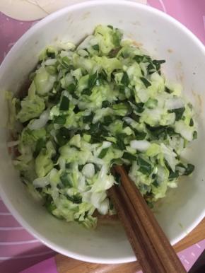 放入腌制好的猪肉中