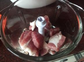 猪肉切块后放入搅拌机中