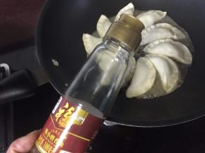 然后开锅盖淋入福临门小磨香油煎1分钟