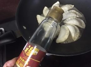 然后开锅盖淋入福临门小磨香油煎1分钟