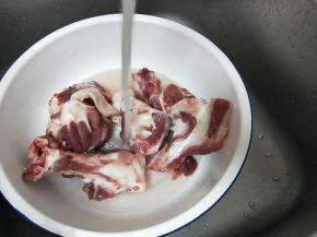 猪腿骨斩成段，冲洗干净