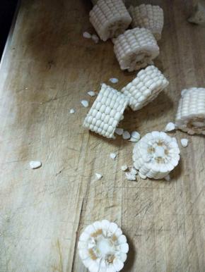 玉米洗净切小块备用