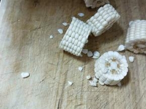 玉米洗净切小块备用