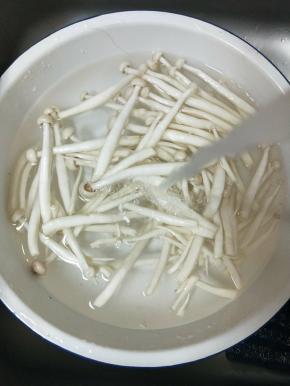 海鲜菇剪去根部，洗净，沥干水分