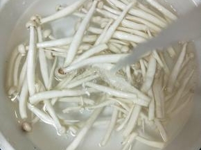 海鲜菇剪去根部，洗净，沥干水分