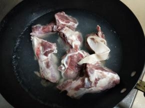 骨头放入开水中煮一下
