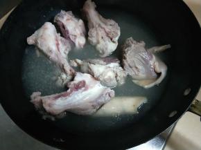 煮至变色捞出，洗净