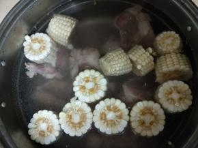 放入猪骨和玉米