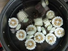 放入葱姜花椒和八角，加少量的糖和醋