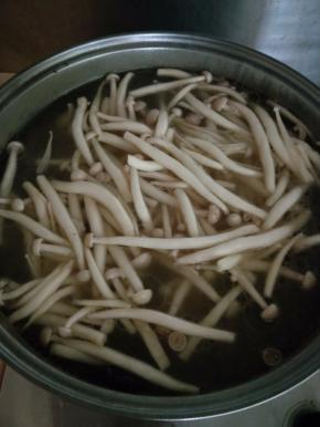 放入海鲜菇，加盐