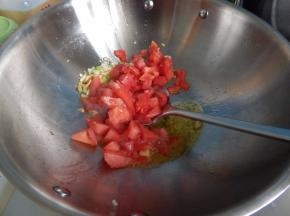 然后加入西红柿