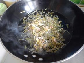 豆芽放锅里煮一下
