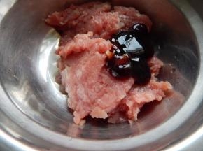 剁碎的肉加入料酒加入耗油