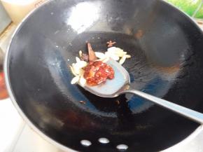 锅里加入葱炒香加入豆瓣酱