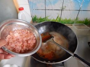 水煮开后加入腌好的肉末