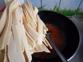 煮一分钟加入豆皮