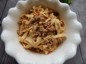 煮好的把豆芽装盘底在把煮好的肉末千张装盘里