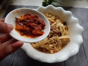 在加入 炒好的一半豆瓣酱料