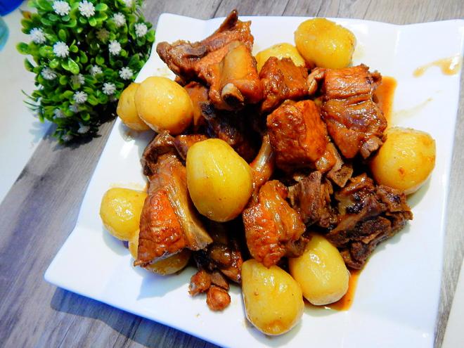 小土豆烧排骨