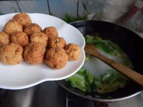 水开后加入豆腐丸子