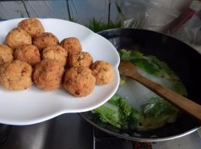 水开后加入豆腐丸子