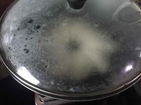 盖上锅盖焖煎10分钟