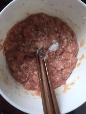 加入盐搅拌均匀