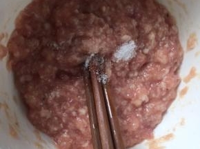 加入盐搅拌均匀