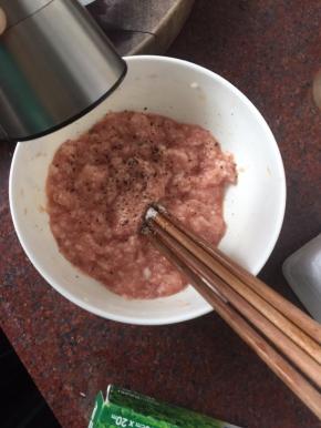 然后加入胡椒粉搅拌均匀