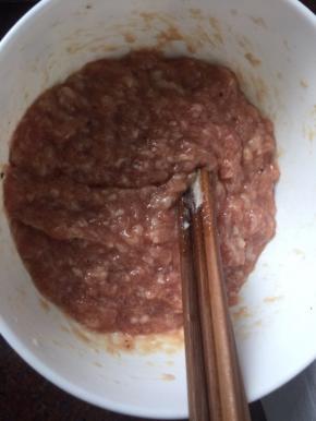 加入蒜泥搅拌均匀后放入冰箱冷藏半小时