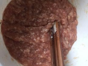 加入蒜泥搅拌均匀后放入冰箱冷藏半小时