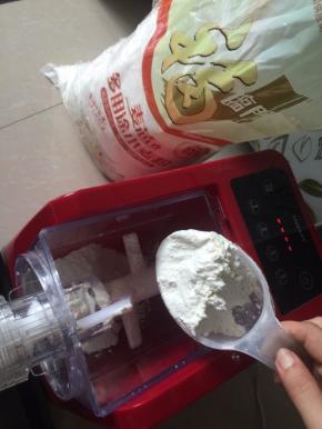 面粉放入面条机里