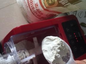 面粉放入面条机里