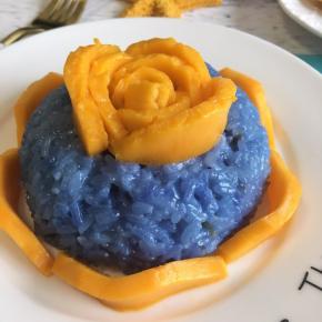 做一朵芒果花在糯米饭上，周边围上一圈芒果