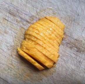 芒果切半，去皮，切小片