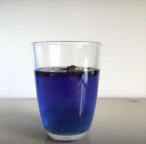 蝶豆花加入150ml热水泡开，泡出颜色