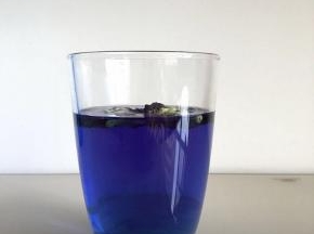 蝶豆花加入150ml热水泡开，泡出颜色