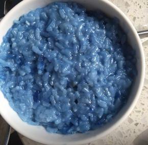 舀到小碗里，稍微压紧一下