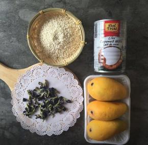 备好原料，芒果选个头适中的。