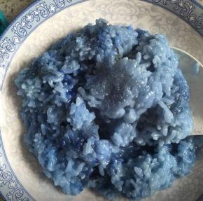 这是煮好的椰浆蝶豆花糯米饭，很软糯