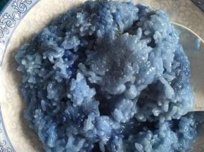 这是煮好的椰浆蝶豆花糯米饭，很软糯