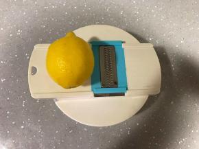 4、泡好的柠檬用刨丝器将表皮刨丝，只要黄色的部分，白色部分味苦。