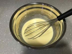 13、加入牛奶，搅拌均匀。放一旁备用。