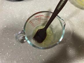 6、刨完丝的柠檬对半切开，挤出柠檬汁，刮出柠檬果肉备用。（柠檬核不要哦）