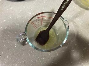6、刨完丝的柠檬对半切开，挤出柠檬汁，刮出柠檬果肉备用。（柠檬核不要哦）