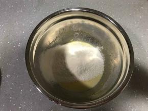 11、低筋面粉过筛加入。