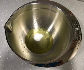 14、25克细砂糖加入蛋清，开动电动打蛋器，先低速打至鱼眼状，再高速打至出现纹路，再低速收泡。